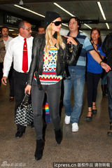 组图：帕丽斯-希尔顿现身机场遭男粉丝围堵
