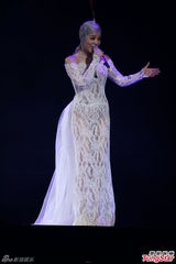 组图：丁当开唱险出事故 与徐佳莹女女亲吻