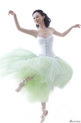 高清图：“周芷若”刘竞娇艳写真 身姿窈窕动人