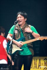 幻灯图：五月天再登红馆开唱 警匪造型high翻全场