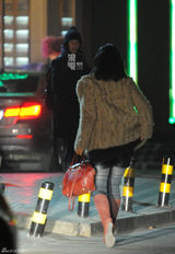 组图：43岁瞿颖黑衣黑帽素颜会友吃饭做按摩