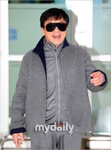 组图：成龙访韩宣传《警察故事2014》亮相机场