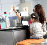 组图：蔡少芬携双女返港 行李超重逼疯辣妈