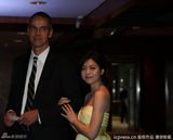 组图：陈妍希嫩黄礼服秀乳沟 获品牌老总送花