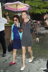 组图：大小S范玮琪夫妇现身大炳追思会