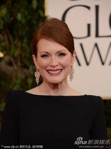 组图：朱莉安-摩尔黑白裙低调雍容