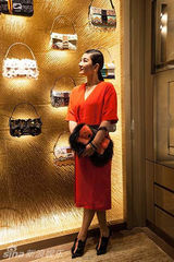 组图：黄奕出席时装周优雅变装 度中秋思念女儿