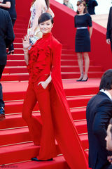 组图：李宇春亮相戛纳红毯 红色晚装柔美华贵