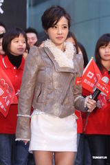 组图：蔡依林代言忙做蛋糕 谈及男友锦荣笑而不答