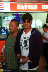 组图：吴镇宇现身机场引骚动 机长空姐争相合影