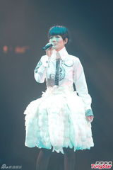 组图：雷颂德个唱献歌儿子 郑秀文助阵掀高潮