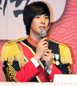 幻灯图：音乐剧《宫》发布会 郑允浩出席帅气亮相