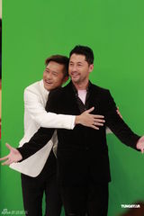 组图：草蜢主持《华丽明星赛》 袁咏仪黎耀祥齐录影