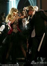 组图：斯威夫特获最受欢迎乡村女歌手 秀修长美腿