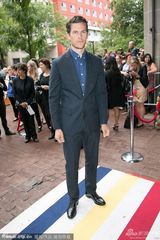 组图：布洛林撑《劳工》首映 温斯莱特深V秀沟