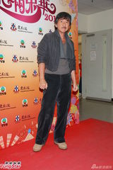 组图：《欢乐满东华2012》落幕 那英西装助阵