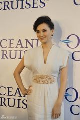 组图：莫小棋白裙性感亮相神采奕奕