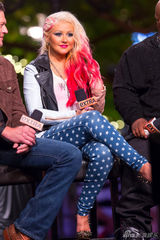 组图：克里斯汀娜辞演好声音 谢尔顿蹭脸撒娇