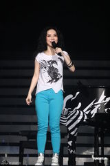 组图：邓紫棋红馆劲歌热舞 谢安琪张继聪夫妇助阵