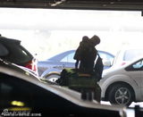 组图：邓超独自推婴儿车带儿子变身奶爸