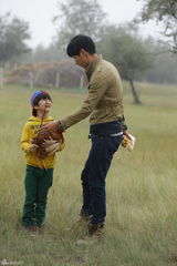 组图：《爸爸去哪儿》萌娃护鸡蛋 珍爱劳动成果