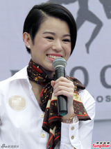 组图：胡杏儿衬衣长裤亮相 全程微笑心情好