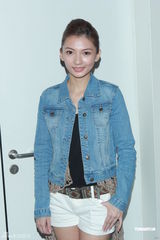 组图：香港小姐起程往伦敦 汤洛雯获粉丝送行