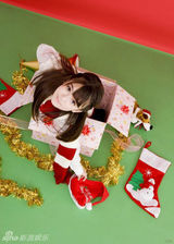 组图：日意混血奥真奈美圣诞写真 甜美乖巧惹人爱