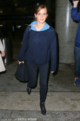 组图：艾玛学院装亮相 领口大开露性感锁骨