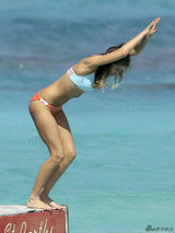 组图：阿尔芭比基尼身材火辣 与老公开心玩跳水