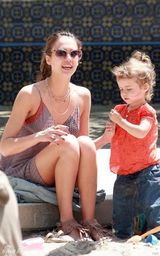 幻灯：杰西卡-阿尔芭携女沙坑玩耍 大展慈母本色