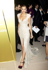 高清图：C罗携女友亮相亲密互动 伊莉娜秀美背