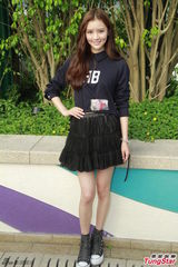 组图：吴千语亮相电影宣传 笑容优雅长腿性感