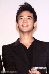 组图：SHINee抵台会粉丝 记者会破冰雕庆功