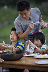 组图：《爸爸去哪儿》萌宝秀友谊 吃饭变小老虎