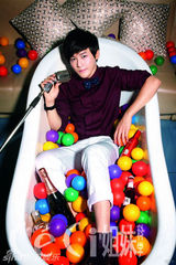 组图：李炜圣诞主题大片曝光 躺浴缸卖萌