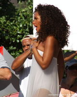 幻灯：艾丽西亚-凯斯街头拍新歌MV 补妆不忘秀肥臀