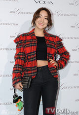 组图：郑柔美李允智靓装出席首尔时尚周