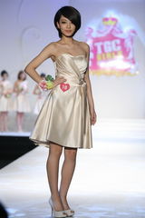 组图：导演陈奕利与名模吕燕为模特大赛当评委