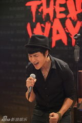 组图：陈坤演唱会排练 锅盖头献唱声嘶力竭