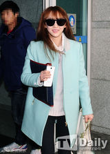 组图：SISTAR多顺赴港 蓝色大衣纯净甜美