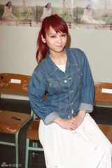 组图：舞台剧《20出头》彩排 Crystal牛仔长裙清新