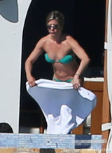 组图：安妮斯顿豪放脱比基尼 晒日光浴胸部外扩