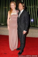 组图：第59届BMI乡村音乐奖 斯威夫特未来感十足