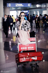 组图：蒋梦婕潮装独自回京心情大好