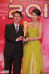 组图：黄智雯和梁烈唯获飞跃艺人奖亲吻奖杯