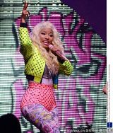 组图：麻辣鸡个唱粉丝强行上台 与保镖激烈扭打