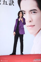 组图：萧敬腾帮擦保养品粉丝乐翻