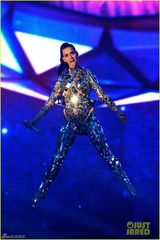 组图：水果姐姐变粽子 吐舌开唱表情呆萌