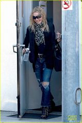 组图：麦当娜潮装赴健身房 破洞牛仔裤彰显个性